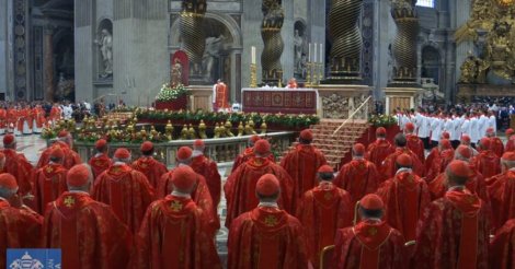 (Habemus Papam) / Fumaça branca é liberada e Igreja Católica já tem novo papa 