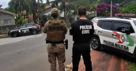 Garopaba / Dupla responsável por crimes de furto, roubo e tráfico é presa em Garopaba/terceiro suspeito está foragido