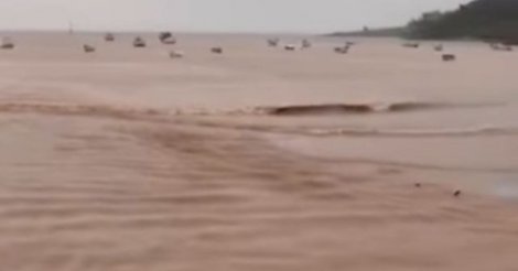Garopaba /  Loteamento é multado em R$ 100 mil por despejo de lama em praia