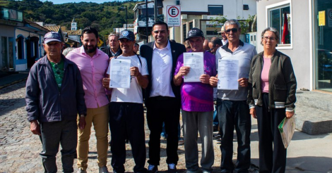 Garopaba / Ministério da Pesca e Aquicultura de SC entrega autorizações de pesca a pescadores do município