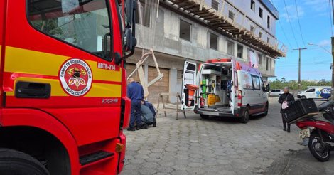 Homem cai de prédio em Laguna