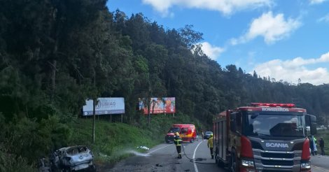 Homem e criança morrem após carro pegar fogo em SC