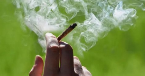 Homem é flagrado fumando maconha em público e acaba detido pela PM em Imbituba