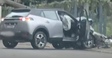 Homem persegue namorada após discussão, bate carro contra poste e danifica rede elétrica 