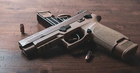 Homens furam barreira policial em cidade de SC e abandonam carro com dinheiro, arma e roupas