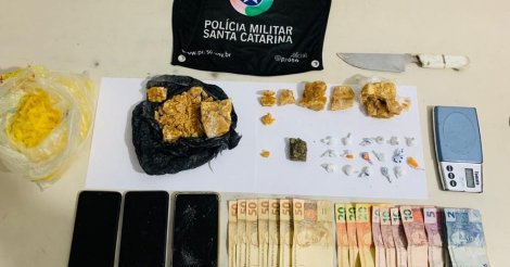 Homens são presos com entorpecentes, dinheiro e aparelhos celulares em Balneário Arroio do Silva