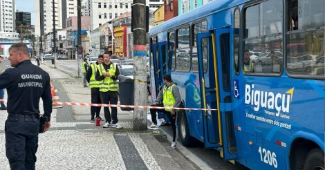 Idosa morre após tropeçar ao sair de ônibus e ser atropelada no Centro de Florianópolis