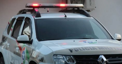 Imbituba: criminosos armados roubam carro de casal e capotam veículo durante fuga