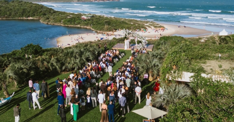 IMBITUBA / Praia do Rosa se consolida como destino para casamentos e tem agenda disputada até 2027