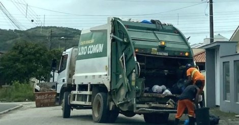 IMBITUBA / ​TRABALHADORES AMEAÇAM PARALISAÇÃO E DENUNCIAM DESCASO DA EMPRESA QUE RECOLHE O LIXO