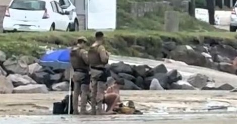IMBITUBA / Turista argentina é abordada e advertida pela PM enquanto fazia “topless” em praia da cidade