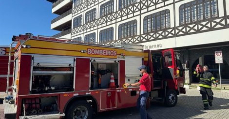 Incêndio atinge Prefeitura de Blumenau após curto-circuito em sala de manutenção
