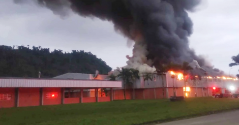 Incêndio de grandes proporções atinge empresa em Blumenau