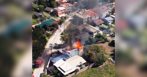 Incêndio de grandes proporções consome apartamentos de edificação em Imbituba