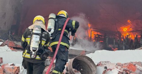 Incêndio de grandes proporções destrói área de produção de fábrica têxtil no sul do estado