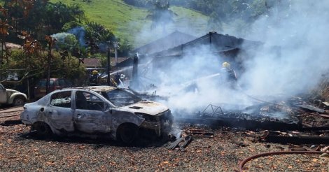 Incêndio destrói oficina mecânica e atinge carro