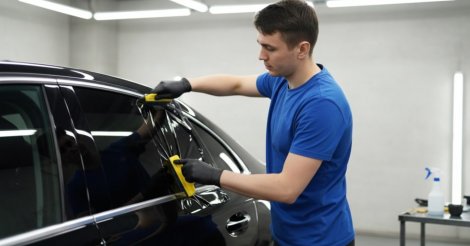 Insulfilm no carro? Saiba se sua película está escura demais/evite multa/pontos na CNH Legislação brasileira define limites para/grau 