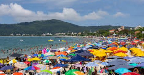 Invasão argentina e gasto médio 81% maior fez turismo em SC disparar no verão 2024-2025