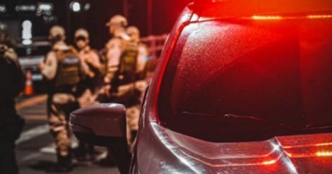 Jaguaruna / Após encontrar carro abandonado, Polícia Militar recupera em área de mata objetos furtados de residência