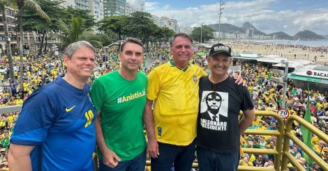 Jorginho Mello marca presença ao lado de Bolsonaro em ato no Rio