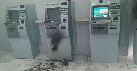 Ladrões tentam arrombar caixa eletrônico com maçarico e pé de cabra