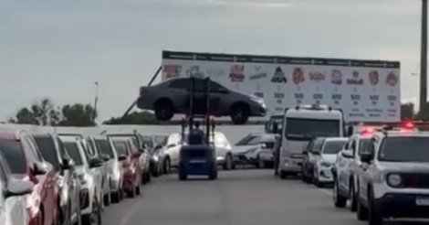 LAGUNA / Carros estacionados de forma irregular são removidos com empilhadeira