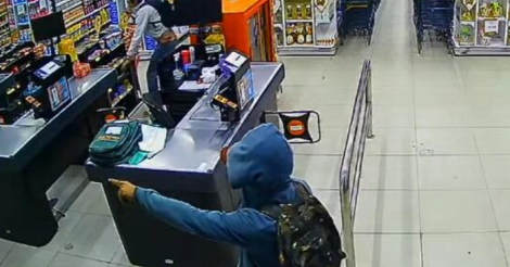 LAGUNA / Ladrões invadem supermercado de madrugada, levam chocolates e ameaçam funcionárias durante o crime
