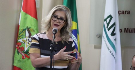 Luciane Ceretta pede reavaliação de cadastros de bolsas de estudos