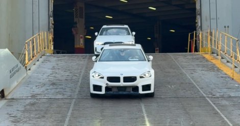Mais de 800 BMWs 'desfilam' após chegarem de navio ao Porto de Itajaí (SC)
