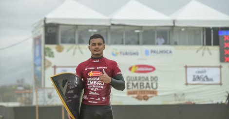 Manezinho de 16 anos conquista da Taça Brasil de Surfe na Guarda do Embaú