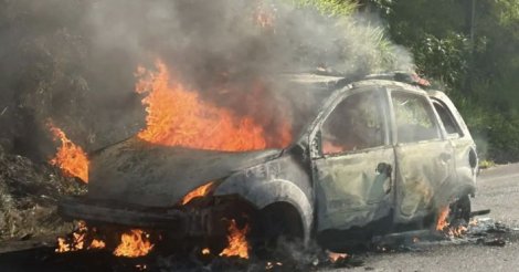 Mãe retira filhos de carro segundos antes de veículo ser tomado por chamas