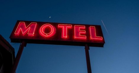 Menino de 2 anos encontrado em motel com a mãe e dois homens estava sem comer há um dia, diz polícia