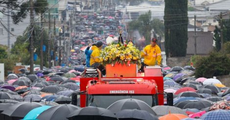 Mesmo sob chuva, fiéis homenageiam Nossa Senhora Aparecida na maior romaria de SC