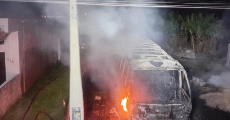 Micro-ônibus é destruído por incêndio durante a madrugada em Imbituba