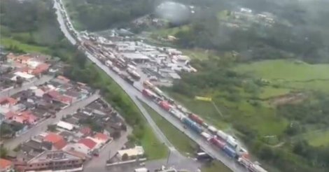 MORRO DOS CAVALOS / Pista é parcialmente liberada / trânsito continua lento no local