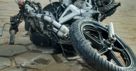Moto e caminhão colidem no bairro Divineia, em Imbituba
