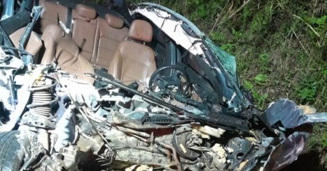 Motorista morre e carro fica em pedaços após bater na traseira de trator na SC-464