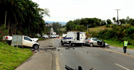 Motorista morre e passageira fica ferida após grave acidente na SC-108