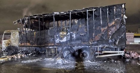 Motorista ouve explosão e para a tempo na BR-101, em São José; veículo é destruído pelo fogo
