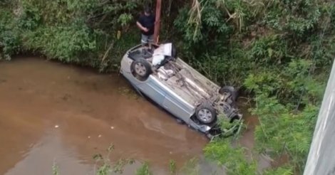 Motorista perde controle e carro capota na BR-101, em Garopaba