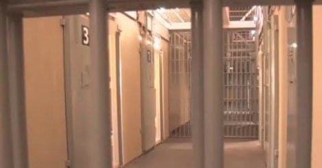 Mulher com mandado de prisão é detida ao chegar de ônibus em Laguna