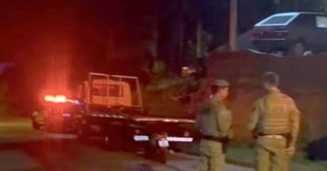 Mulher de 52 anos morre após bater motocicleta contra caminhão parado