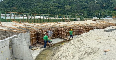 Muro subterrâneo na orla de Balneário Camboriú tem traçado sinuoso e deve conter avanço do mar