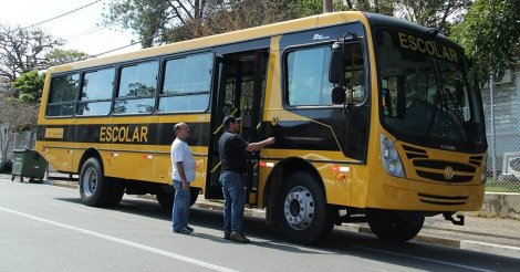 Ônibus escolar da Prefeitura de Treze de Maio se envolve em acidente com carro