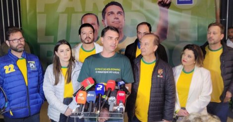 'Não cometer os erros do pai’: Carlos Bolsonaro chora e cita irmãos durante discurso em SC