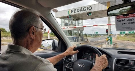 Nova lei deve isentar motoristas idosos de pagar pedágio no Brasil; entenda a medida