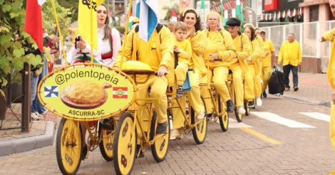 Nova Veneza / Com canções e desfile, Polentopéia diverte público na Festa da Gastronomia