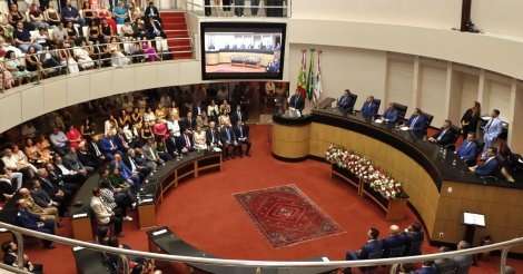 Oito prefeitos renunciam, nove deputados mudam de partido: o que mudou em SC com o fim da janela