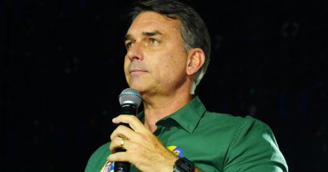 ‘Operação Alba’: aliado de Trump afirma que Flávio Bolsonaro chegou aos EUA e revela plano contra Lula