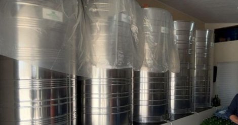 Operação apreende 75 mil litros de cachaça irregular em Criciúma por risco de intoxicação